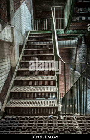 Ferro da stiro industriale scalinata in edificio abbandonato. Foto Stock