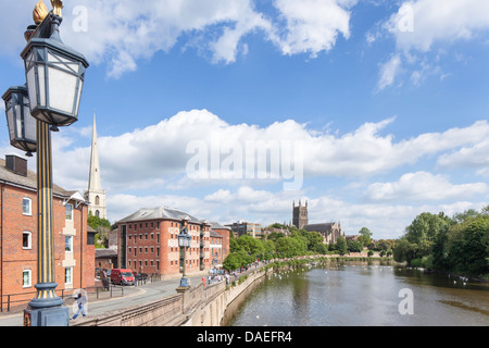 Il fiume Severn e Worcester riverside da Worcester Bridge, Worcestershire, England, Regno Unito Foto Stock