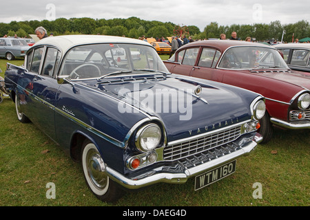 Un blu vauxhall cresta 2262cc berlina sul display a Bromley rievocazione dell'automobilismo in Norman Park Bromley Kent Foto Stock