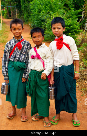 Tre ragazzi della scuola sulla loro strada per la scuola vicino al Lago Inle, Birmania Foto Stock