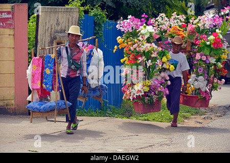 Giovani venditori ambulanti vendono fiori in plastica e tessuti, Birmania, Yangon Foto Stock