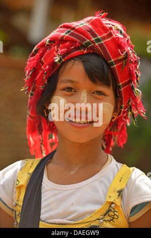 Ritratto di una giovane ragazza fatta con il tradizionale thanaka birmano, una protezione solare realizzato in pasta del thanaka tree, Birmania, Mandalay Foto Stock