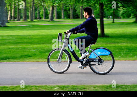 Un uomo a cavallo "Boris moto' in giardini di Kensington, London, Regno Unito Foto Stock