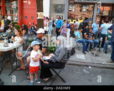 Hookah improvvisati lounge durante una fiera di strada su Great Jones Street nel Noho quartiere di New York Foto Stock