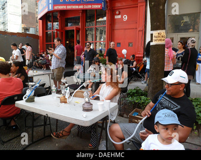 Hookah improvvisati lounge durante una fiera di strada su Great Jones Street nel Noho quartiere di New York Foto Stock