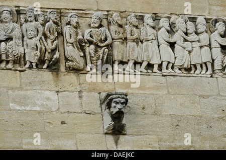 Fregio romanico sul fianco della cattedrale di Notre Dame des Pommiers, Beaucaire, nel sud della Francia Foto Stock