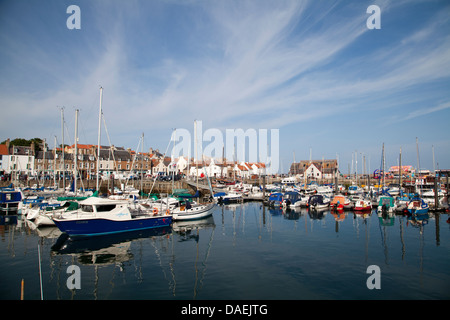 Le barche nel porto del villaggio di Anstruther sulla East Neuk, Fife, Scozia Foto Stock