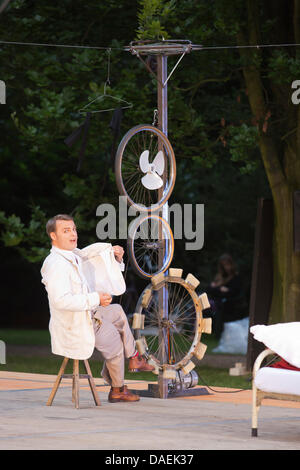 Mülheim-Ruhr, Germania. 11 Luglio, 2013. "Verrückt" (tedesco per 'pazzo'), le prestazioni di un gioco basato su una storia di Eduardo de Filippo, diretto da Roberto Ciulli per Theater an der Ruhr durante la Weiße Nächte 2013 stagione, una serie di free open-air esibizioni presso Raffelbergpark a Mülheim an der Ruhr, Germania. Foto: bas/Alamy Live News Foto Stock