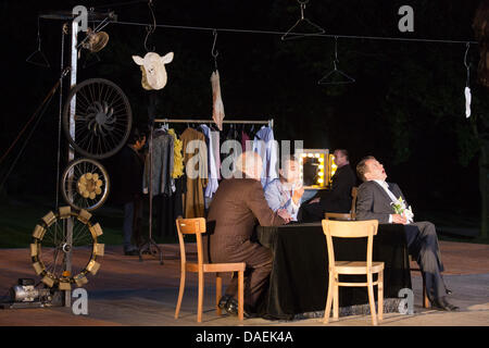 Mülheim-Ruhr, Germania. 11 Luglio, 2013. "Verrückt" (tedesco per 'pazzo'), le prestazioni di un gioco basato su una storia di Eduardo de Filippo, diretto da Roberto Ciulli per Theater an der Ruhr durante la Weiße Nächte 2013 stagione, una serie di free open-air esibizioni presso Raffelbergpark a Mülheim an der Ruhr, Germania. Foto: bas/Alamy Live News Foto Stock