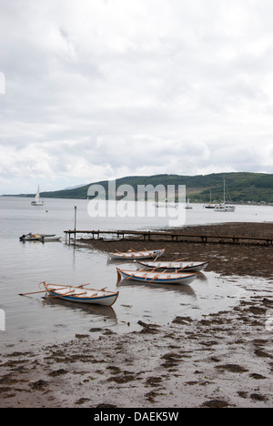 Quattro Isole equo St Ayles Skiffs Spiaggiata a Colintraive Hotel Scozia Scotland Foto Stock