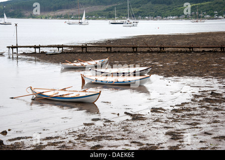 Quattro Isole equo St Ayles Skiffs Spiaggiata a Colintraive Hotel Scozia Scotland Foto Stock