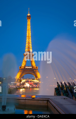 Le fontane di acqua sotto la Torre Eiffel, Parigi Francia Foto Stock