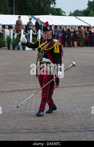 Bande da i britannici e gli eserciti tedeschi eseguire una battitura cerimonia di ritiro di fronte AIR CHIEF MARSHAL Sir Stuart Peach, Vice Capo di Stato Maggiore della Difesa personale (centro), il Sindaco di Mönchengladbach, Norbert Bude (a destra) e il Comandante generale le forze britanniche in Germania, il maggiore generale John Henderson (sinistra) a Rheindahlen complesso militare, Germania Foto Stock