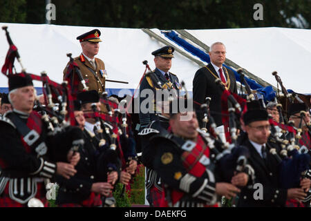 Bande da i britannici e gli eserciti tedeschi eseguire una battitura cerimonia di ritiro di fronte AIR CHIEF MARSHAL Sir Stuart Peach, Vice Capo di Stato Maggiore della Difesa personale (centro), il Sindaco di Mönchengladbach, Norbert Bude (a destra) e il Comandante generale le forze britanniche in Germania, il maggiore generale John Henderson (sinistra) a Rheindahlen complesso militare, Germania Foto Stock