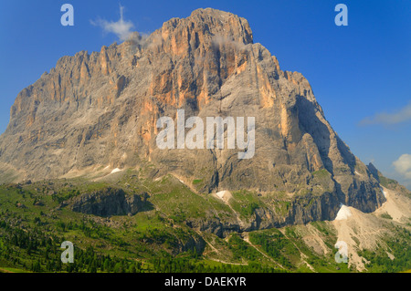 Massiccio del Sassolungo con cielo blu, Italia Foto Stock