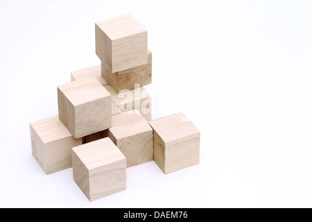 Giocattolo di legno blocchi su sfondo bianco Foto Stock