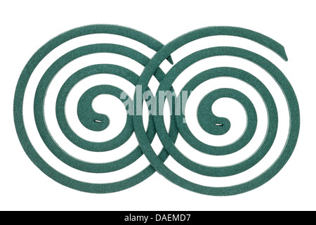 Classico verde mosquito spirale isolato su sfondo bianco Foto Stock