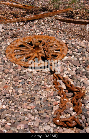 Grande Locomotiva arrugginita ruota di catena e giacente sul traghetto di Broughty spiaggia vicino a Dundee, Regno Unito Foto Stock