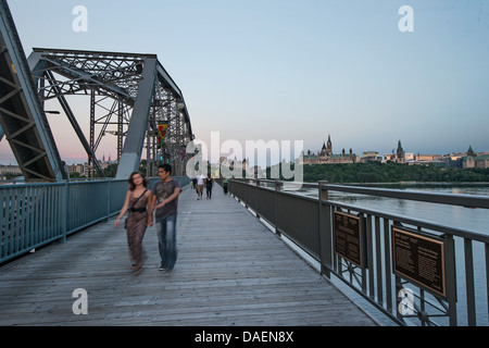 Lo Skyline di Ottawa al tramonto visto dal ponte di Alexandra Foto Stock