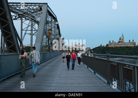 Lo Skyline di Ottawa al tramonto visto dal ponte di Alexandra Foto Stock