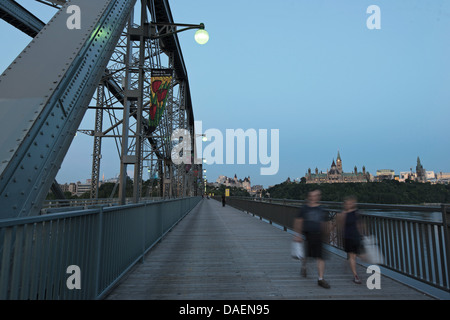 Lo Skyline di Ottawa al tramonto visto dal ponte di Alexandra Foto Stock