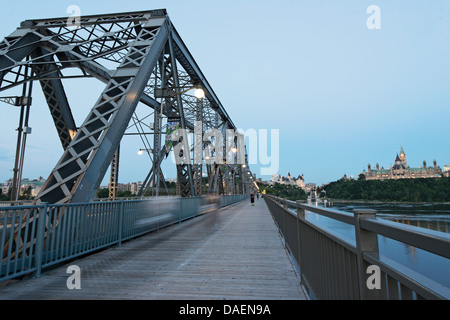 Lo Skyline di Ottawa al tramonto visto dal ponte di Alexandra Foto Stock