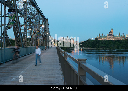 Lo Skyline di Ottawa al tramonto visto dal ponte di Alexandra Foto Stock