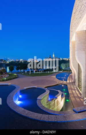 Lo skyline di Ottawa e il fiume visto dal Museo delle Civiltà al blue ora Foto Stock