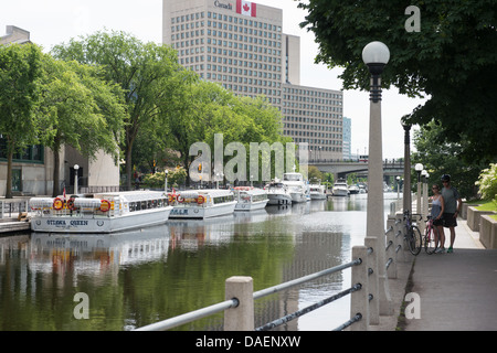 Giovane camminare vicino a Rideau Canal - serrature di Ottawa, Canada Foto Stock