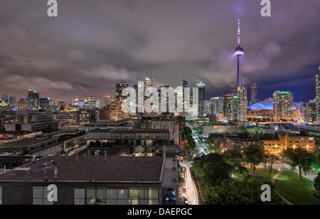 Toronto skyline al tramonto e il blu ora osservato dal terrazzo della Thompson Hotel Foto Stock