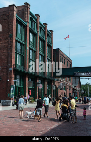 Scena di strada presso il Distillery District a Toronto, Ontario, Canada Foto Stock