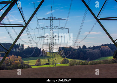 Polo di alimentazione nella pre-Alpi 230 KV per linee di tensione, in Germania, in Baviera Foto Stock