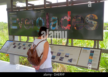 Miami Florida, Florida City, Everglades National Park, Main Park Road, Ernest Coe Visitor Center, cartello, informazioni, donna donna donna, in cerca, FL130518035 Foto Stock