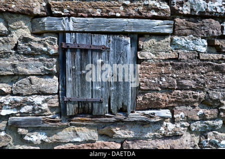 Alterò la porta a una finestra da un vecchio muro di mattoni. Foto Stock