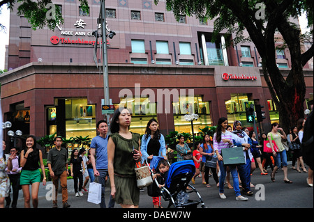 Shoppers Crossing Orchard Road Singapore Foto Stock