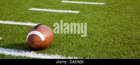 Un americano di calcio su un verde campo di calcio Foto Stock