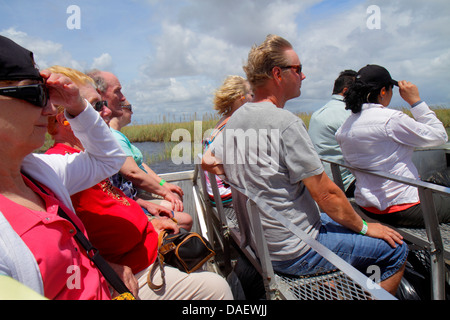 Fort ft. Lauderdale, Weston Florida, Fort ft. Lauderdale, Sawgrass Recreation Park, Everglades, cavalieri giro in idroscivolante, vento, tenuta sul cappello, donna donna wome Foto Stock