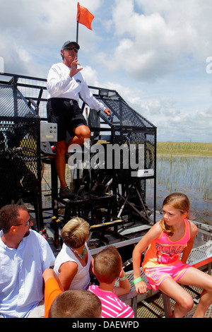 Fort ft. Lauderdale, Weston Florida, Fort ft. Lauderdale, Sawgrass Recreation Park, Everglades, giro in idroscivolante, rumore forte, mano che tiene il dito sopra l'orecchio Foto Stock