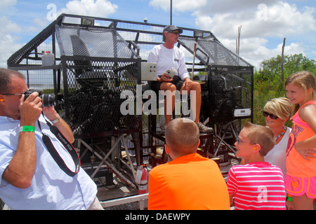 Fort ft. Lauderdale, Weston Florida, Fort ft. Lauderdale, Sawgrass Recreation Park, Everglades, cavalieri giro in idroscivolante, uomo uomini maschio adulti, padre papà, annuncio Foto Stock