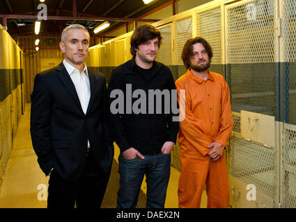 Attore Ben miglia (L) come specialista di interrogazione Gail Holford, attore Sascha Alexander Gersak (R) come Murat Kurnaz e Direttore Stefan Schaller pongono in un set durante una sessione di stampa circa le riprese di "5 Jahre' ('5 anni") a Babelsberg Studios di Potsdam, Germania, 15 novembre 2011. Il filmato è di circa un innocente uomo Tedesco-turco, che è stato imprigionato per cinque anni presso la prigione cam Foto Stock