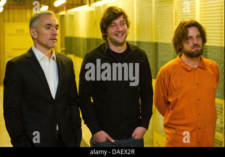 Attore Ben miglia (L) come specialista di interrogazione Gail Holford, attore Sascha Alexander Gersak (R) come Murat Kurnaz e Direttore Stefan Schaller pongono in un set durante una sessione di stampa circa le riprese di "5 Jahre' ('5 anni") a Babelsberg Studios di Potsdam, Germania, 15 novembre 2011. Il filmato è di circa un innocente uomo Tedesco-turco, che è stato imprigionato per cinque anni presso la prigione cam Foto Stock