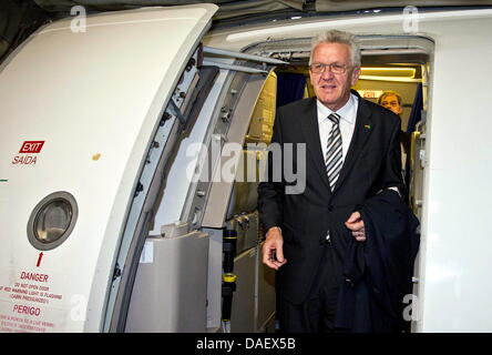 Premier Baden-Wuerttemberg Winfried Kretschmann (Verdi) aluci dall'aereo dopo il suo arrivo a Curitiba, Brasile, 16 novembre 2011. Kretschmann e una delegazione di 130 rappresentanti della politica, dell'economia e la scienza sono su un viaggio di una settimana in Argentina e Brasile. Foto: Uli Regenscheit Foto Stock