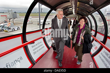 Premier Baden-Wuerttemberg Winfried Kretschmann (Verdi) e sua moglie Gerlinde (R) a piedi verso l'aeroporto dopo il loro arrivo a Curitiba, Brasile, 16 novembre 2011. Kretschmann e una delegazione di 130 rappresentanti della politica, dell'economia e la scienza sono su un viaggio di una settimana in Argentina e Brasile. Foto: Uli Regenscheit Foto Stock