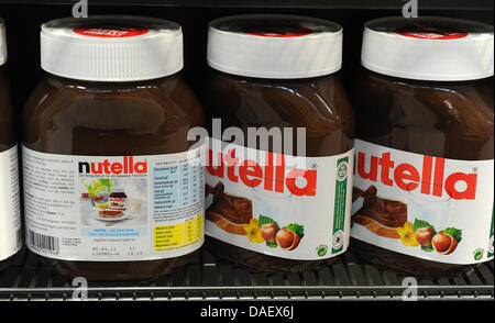 Illustrazione - Nutella vasetti sono raffigurato su un ripiano in un supermercato ad Amburgo, Germania, 17 novembre 2011. La Nutella etichetta contiene informazioni fuorvianti sulle vitamine e sui valori nutrizionali. Il più alto tribunale regionale di Francoforte ha ora ordinato fabbricante Ferrero per modificare le informazioni. Foto: MARCUS BRANDT Foto Stock