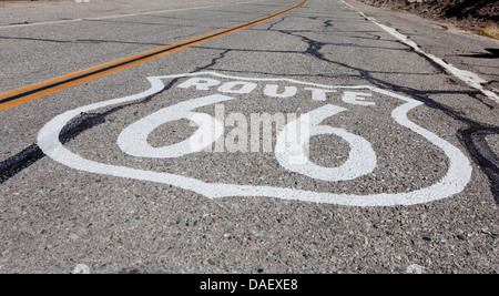 Un vecchio itinerario 66 autostrada scudo dipinto sulla vecchia strada statale in California o in Arizona Foto Stock