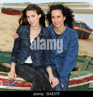 Actrice americano Andie MacDowell e sua figlia Sarah Margaret Qualley pongono sul campo da golf durante la Hermes aquile Presidenti Cup 2011 al Robinson Club vicino a Faro, Portogallo, 19 novembre 2011. Celebrità dello sport, film e la scienza ha svolto questa stagione di golf per circa 850.000 euro per una buona causa. Foto: Ursula Dueren Foto Stock