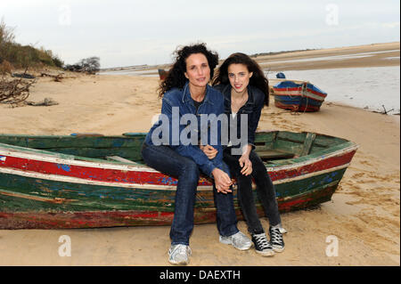 Actrice americano Andie MacDowell e sua figlia Sarah Margaret Qualley pongono sul campo da golf durante la Hermes aquile Presidenti Cup 2011 al Robinson Club vicino a Faro, Portogallo, 19 novembre 2011. Celebrità dello sport, film e la scienza ha svolto questa stagione di golf per circa 850.000 euro per una buona causa. Foto: Ursula Dueren Foto Stock