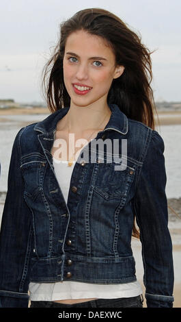 Sarah Margaret Qualley, figlia dell'attrice americana Andie MacDowell, pone sul campo da golf durante la Hermes aquile Presidenti Cup 2011 al Robinson Club vicino a Faro, Portogallo, 19 novembre 2011. Celebrità dello sport, film e la scienza ha svolto questa stagione di golf per circa 850.000 euro per una buona causa. Foto: Ursula Dueren Foto Stock