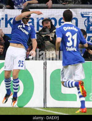 Schalke il marcatore Klass Jan Huntelaar (L) celebra il suo obiettivo 1-0 eith compagno di squadra Julian Draxler (R) durante la Bundesliga soccer match tra FC Schalke 04 e FC Norimberga al Veltins-Arena a Gelsenkirchen, Germania, 19 novembre 2011. Foto: FRISO GENTSCH Foto Stock