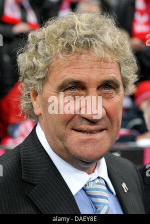 Monaco di Baviera ex portiere Jean-Marie Pfaff sorrisi durante il match della Bundesliga tra Bayern Monaco e Borussia Dortmund al Allianz-Arena a Monaco di Baviera, Germania, 19 novembre 2011. Dortmund ha vinto da 1-0. Foto: Frank Leonhardt Foto Stock